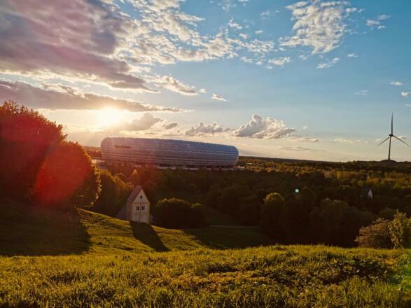 Fröttmaninger Berg: Aussicht auf das versunkene Dorf und die Allianz Arena