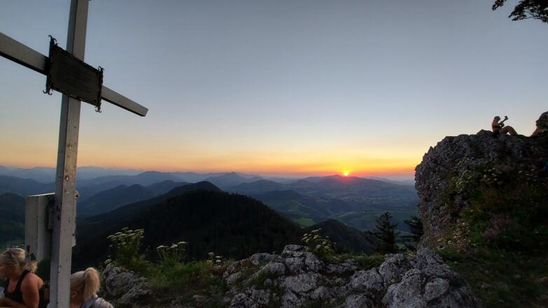 Lindaumauer - Sonnenuntergang mit Gipfelkreuz