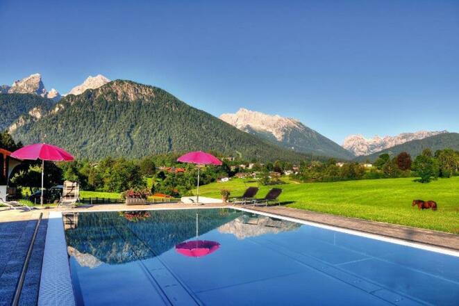 Beheizter Swimmingpool mit Blick auf den Watzmann