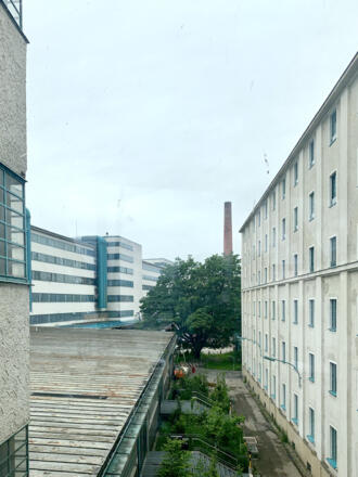 Blick auf die Fassade des Fabrikationsgebäudes I und das Dach der Lösehalle