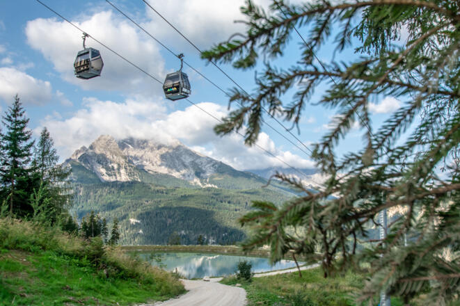 Gondeln über dem Speicherteich, im Hintergrund der Watzmann
