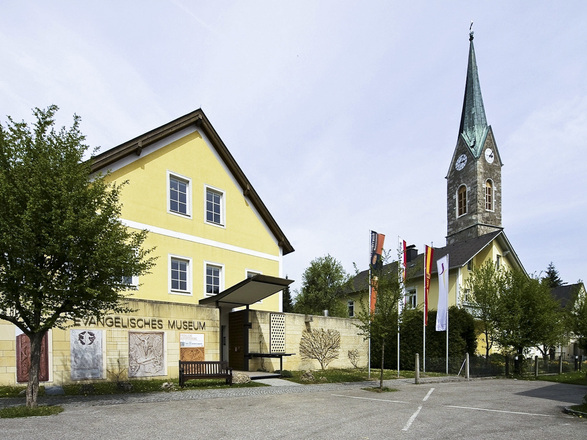 Evangelisches Museum Oberösterreich in Rutzenmoos und Kirche. Z08