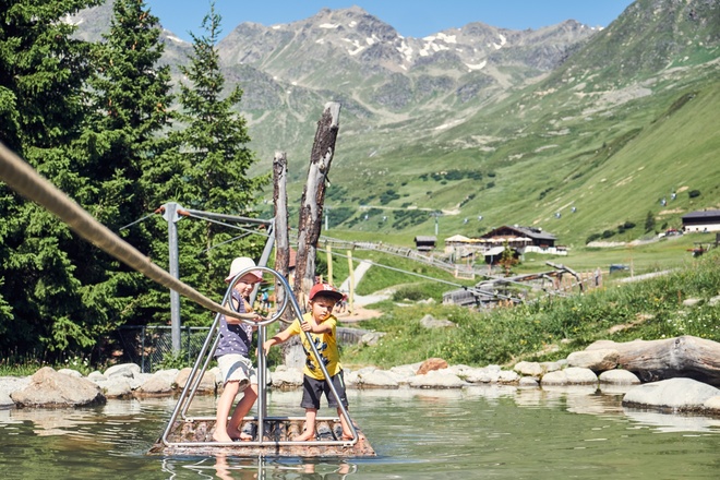 Murmliwasser mit Kindern auf dem Floss