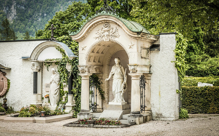 Imposante Grabmäler auf dem Friedhof