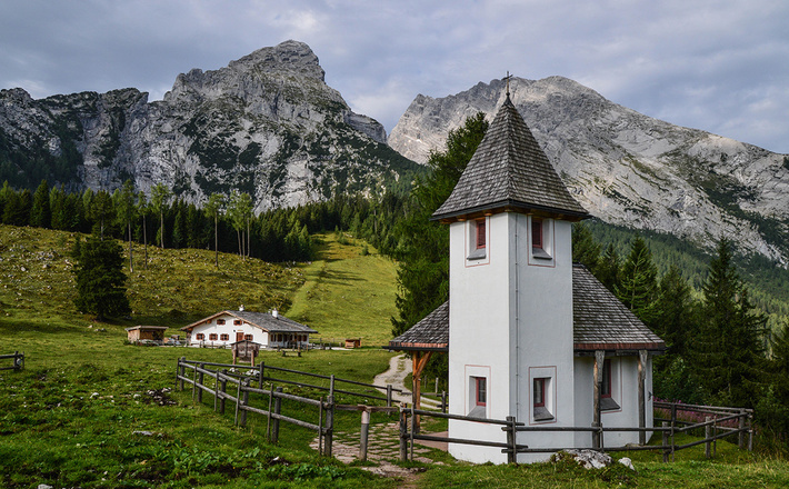 Blick über die Kapelle St. Bernhard auf Kühroint zum Watzmann