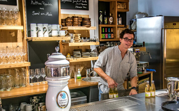 Beni Rasp an der Theke