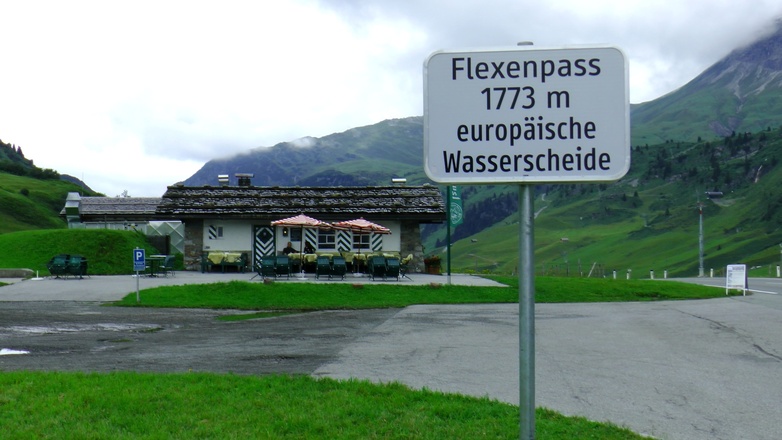 Passhöhe des Flexenpasses mit Flexenstübl, Blickrichtung Nord