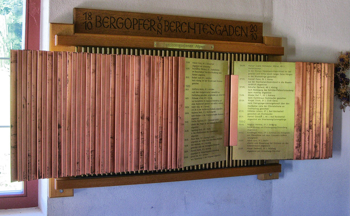 Messingtafeln mit den eingravierten Namen der Bergopfer