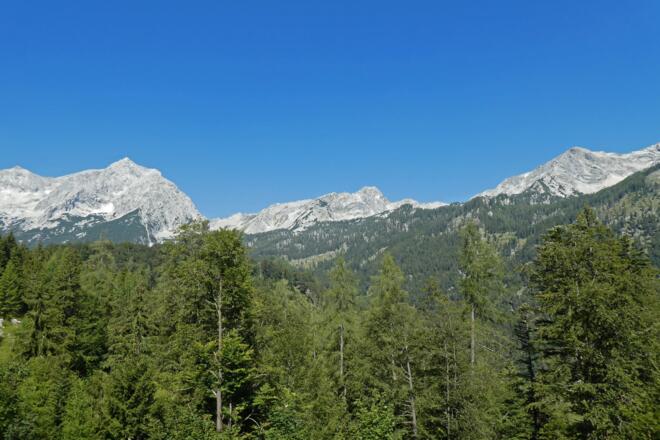 Angelmauer (rechts), Teufelsmauer (Mitte) und Großer Priel von der Öttlreith aus gesehen