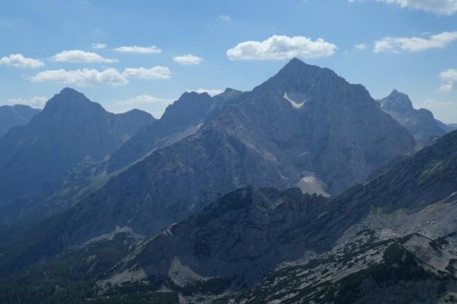 Blick vom Gipfel der Angelmauer in Richtung Großer Priel (rechts) und Spitzmauer (links)