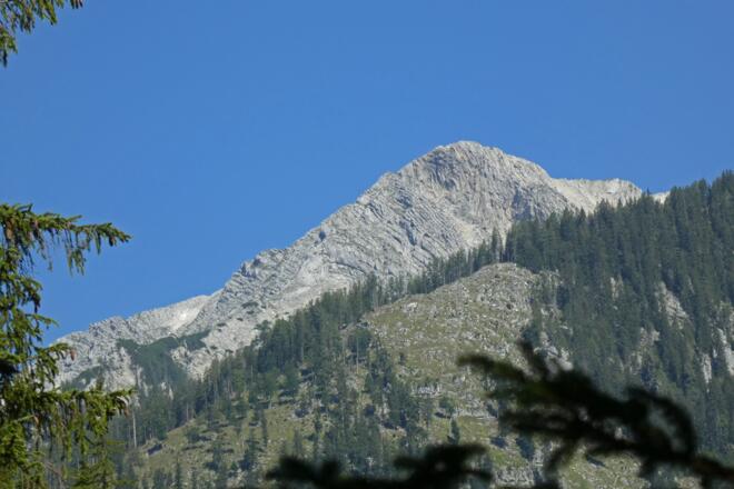 Die Angelmauer von unterhalb der Öttlreith aus gesehen