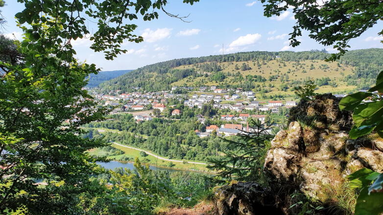 Blick auf Riedenburg vom Aussichtspunkt am Dichterfelsen