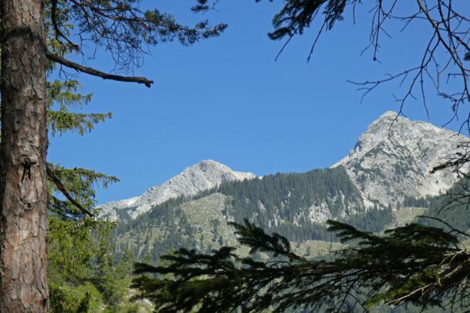 Angelmauer (links) und Schwarzkogel (rechts) von unterhalb der Öttlreith aus gesehen