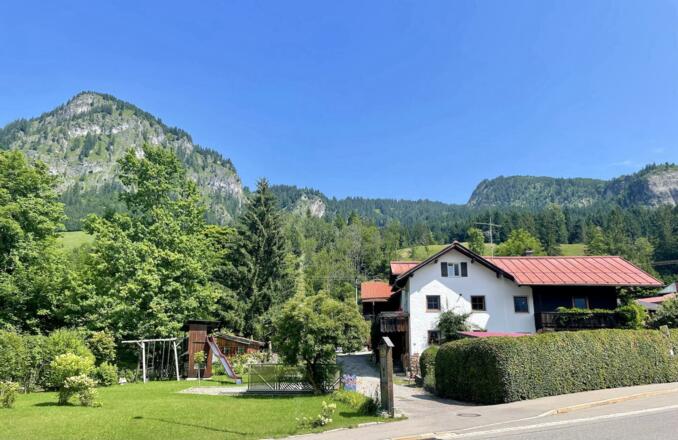 Titelbild - Hausansicht mit Garten