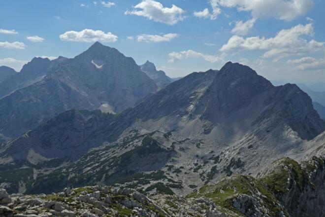 Blick vom Gipfel der Angelmauer in Richtung Teufelsmauer (rechts) und Großer Priel (links)