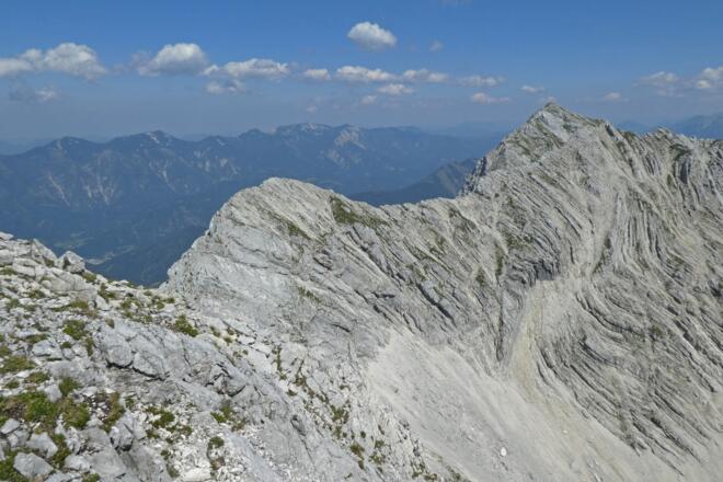 Blick vom Gipfel der Angelmauer zum Schwarzkogel – im Hintergrund das Sengsengebirge
