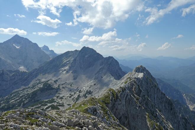 Blick vom Gipfel der Angelmauer in Richtung Teufelsmauer (Mitte) und Großer Priel (links)