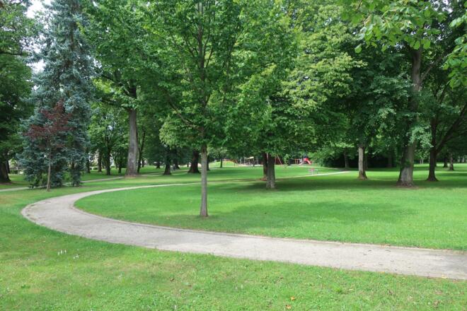 Schlosspark Niederfüllbach, im Hintergrund der Spielplatz