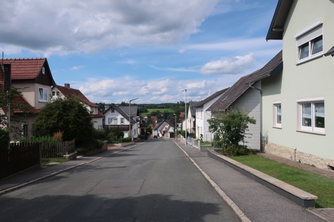 Bergab durch Grub am Forst