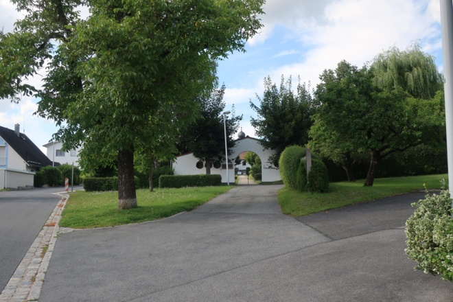 Der Friedhofseingang in Grub am Forst