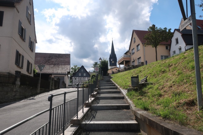 Auf dem Weg zur Kirche in Grub am Forst