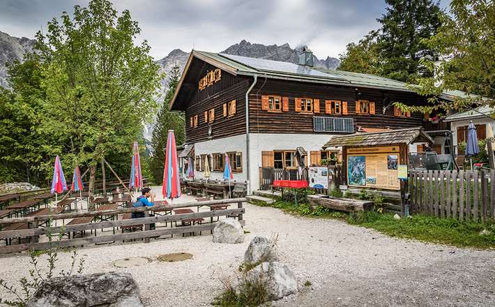Die Wimbachgrieshütte unter den mächtigen Wänden des Hochkalters