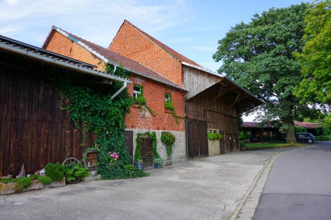 In Thierach; im Hintergrund der Biergarten der Thieracher Hütte