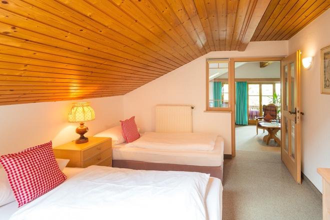 Familienzimmer &quot; De lux&quot; im DG mit Balkon (2 getrennte Räume)