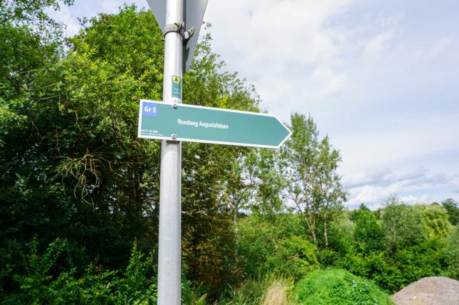 Wegweiser zum Rundwanderweg