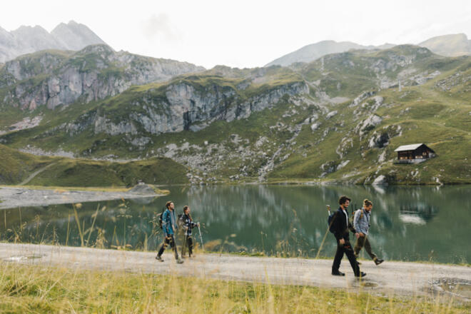 Wandern entlang des Zürsersee.