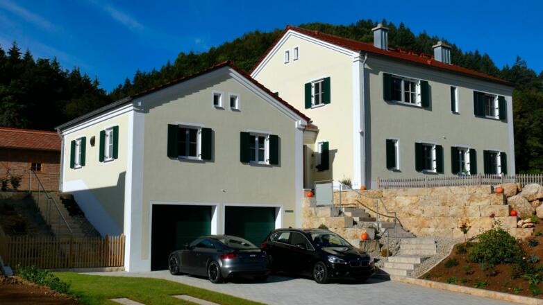 Nordseite, Hauseingang mit Stellplatz