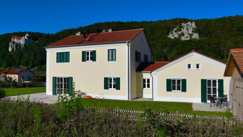 Südseite mit Terrasse und Garten