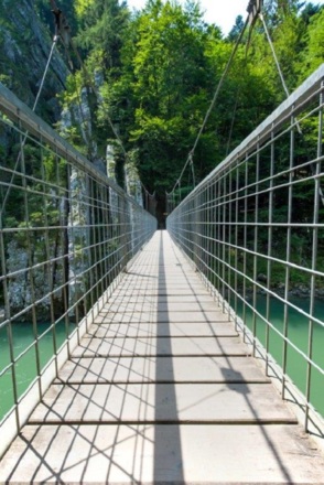 Hängebrücke über der Tiroler Ache