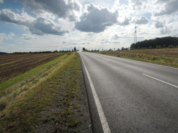 Entlang der Hauptstraße zum Naturlehrpfad Lauterburg