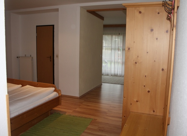 Familienzimmer &quot;De Lux&quot; im EG mit Terrasse (2 getrennte Räume)