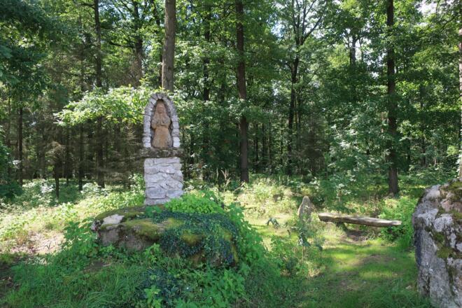 Marienskulptur am Wegesrand