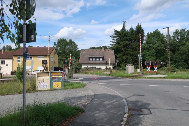 Der Bahnübergang in Grub am Forst