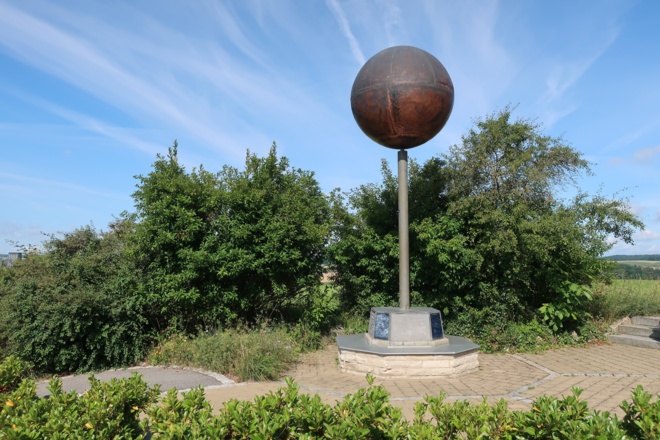 Einige Stationen des Planetenweges befinden sich auf unserer Strecke, hier: die Sonne.
