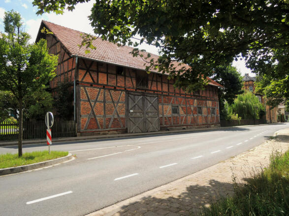 An der Hauptstraße geht es durch Meschenbach.