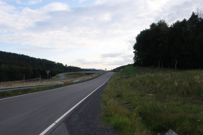 An der Straße entlang zurück Richtung Mönchröden