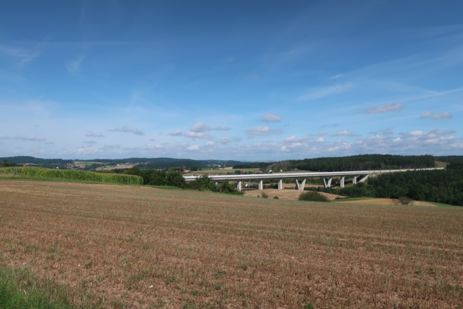 Blick zu einer ICE-Brücke