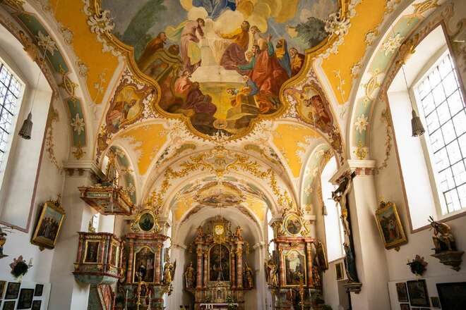 Kirchenspaziergang 2 - Kirche Antwort, Altarraum und Decke