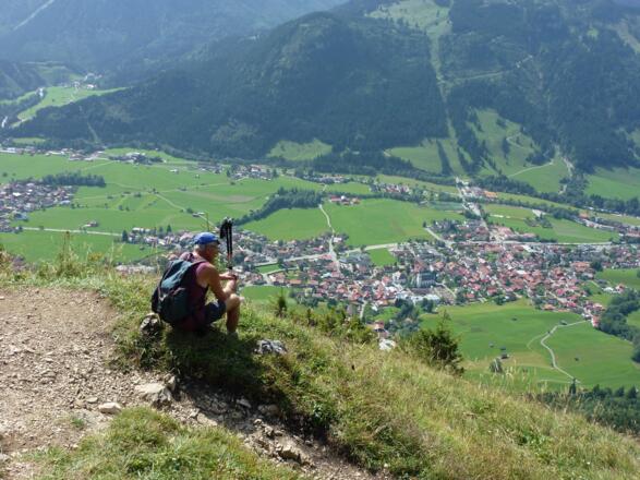 Tiefblick vom Hindelanger Hirschberg auf Bad Hindelang