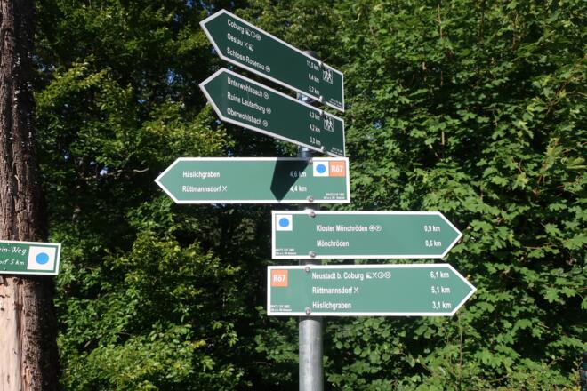Schilderbaum zu Beginn des Weges