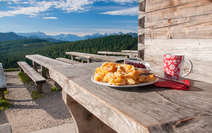 Brotzeit auf der Stoißer Alm