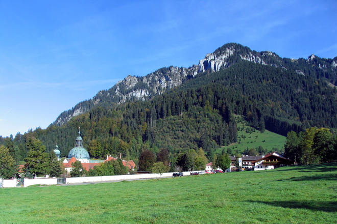 Bergtour Ettaler Manndl - Blick auf Kloster Ettal und Laber