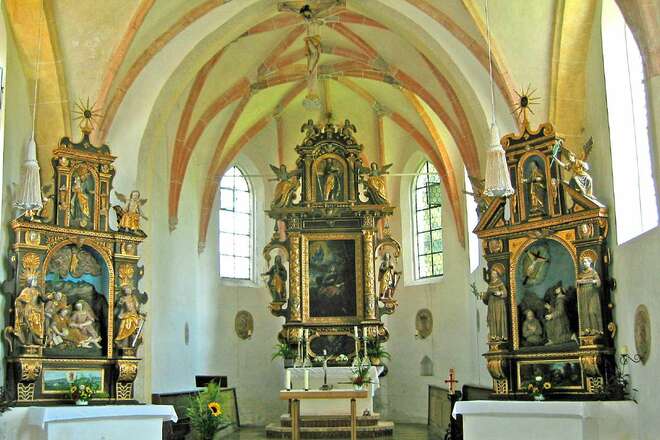 Kirchenspaziergang 1 - Mauerkirchen, innen gesamt aufgehellt