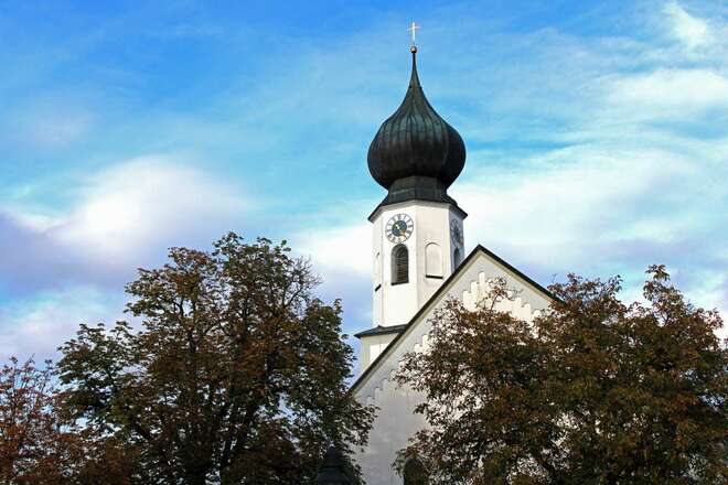 Kirchenspaziergang 1 - Baum mit St. Jakobus quer