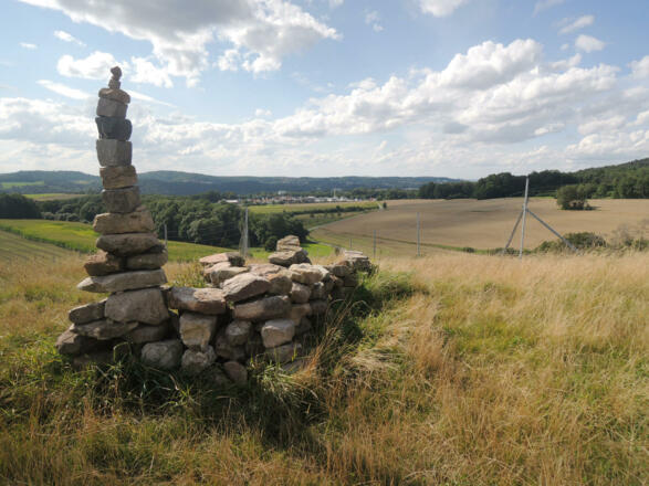 Auf dem "Gipfel" der Erhöhung genießen wir die wunderbare Aussicht über das Coburger Land.