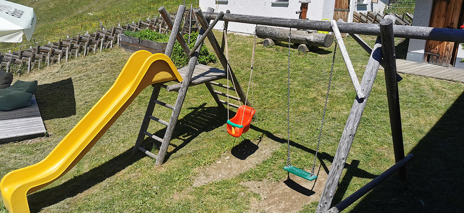 Auch ein Spielplatz mit Rutsche, Schaukel und Sandkiste ist vorhanden